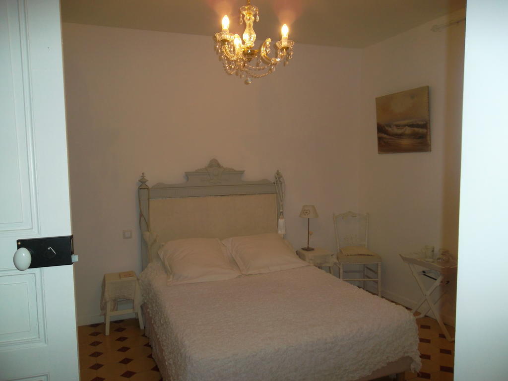 Aux Roses De L'Etang Hotel Capestang Room photo