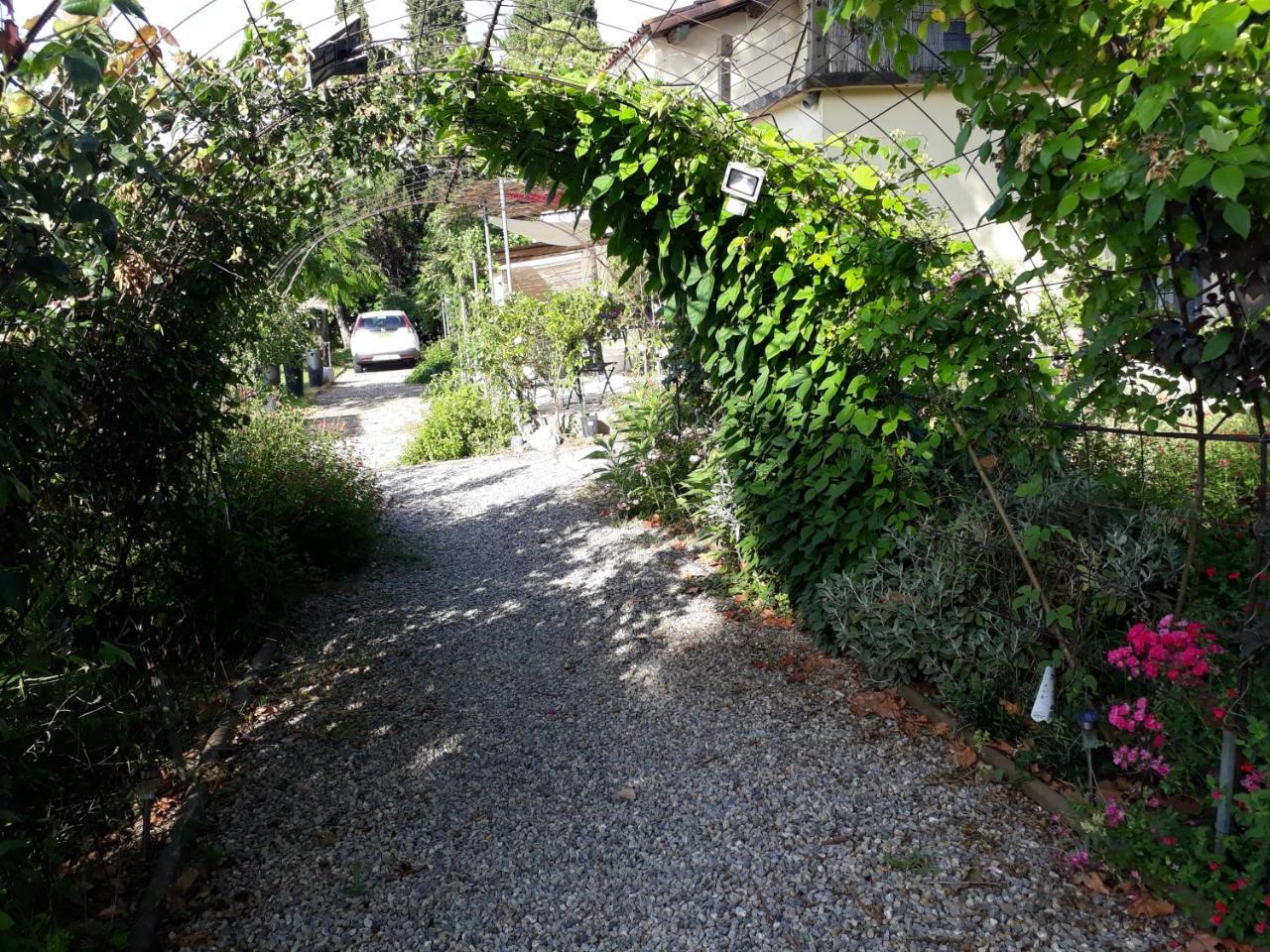 Aux Roses De L'Etang Hotel Capestang Exterior photo