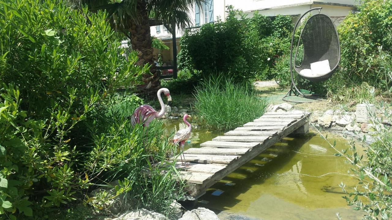 Aux Roses De L'Etang Hotel Capestang Exterior photo